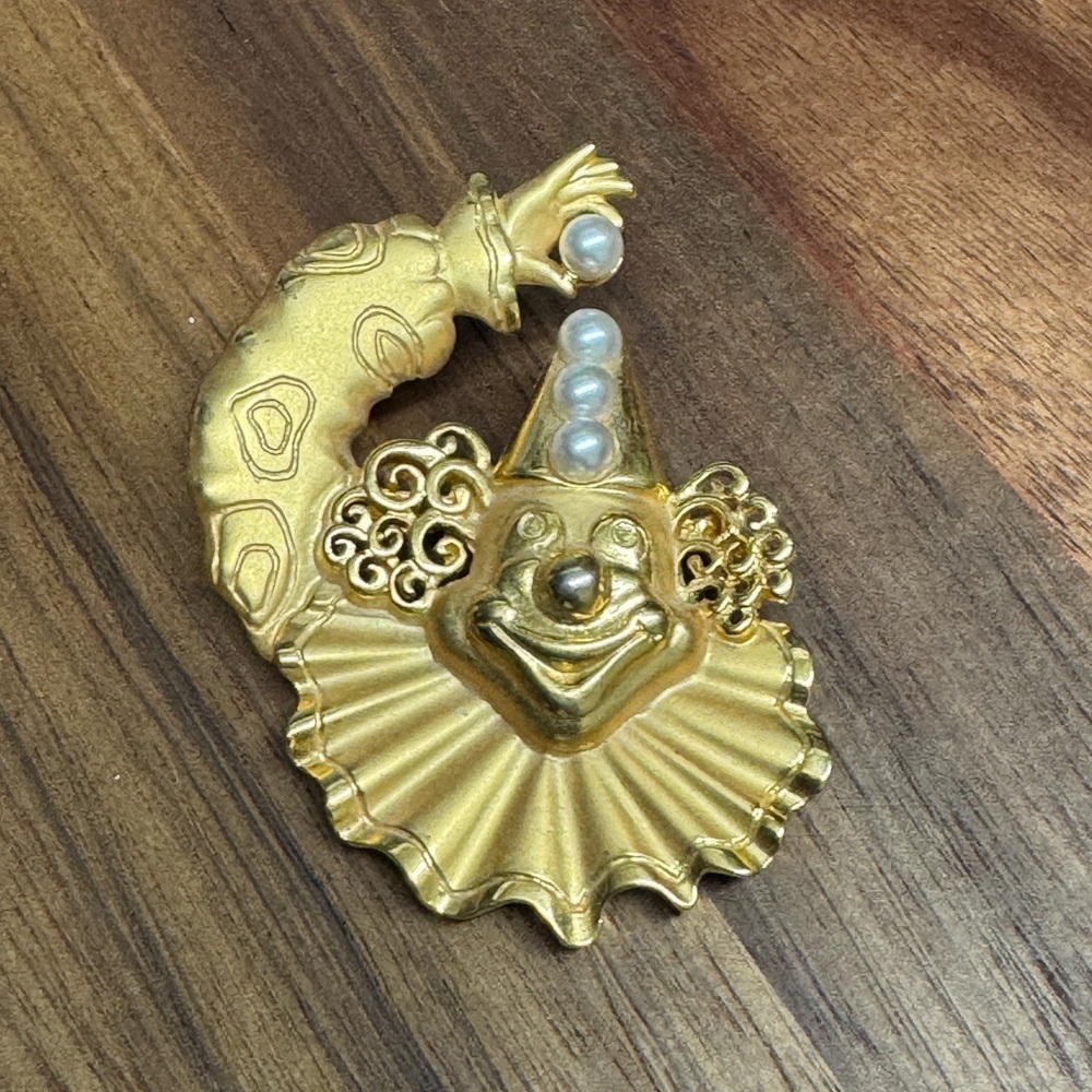 Jonett Jewelry USA Gold Clown Brooch with Pearls